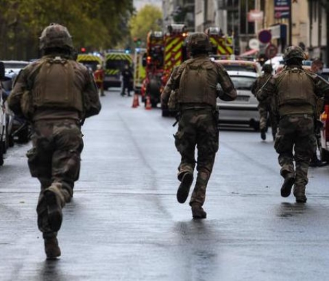 Attentato a Parigi nei pressi della sede di Charlie Hebdo. Ferite 4 persone, autori in fuga