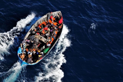 Migranti: sos di Alarm Phone per un'imbarcazione in avaria con 95 persone a bordo in acque internazionali