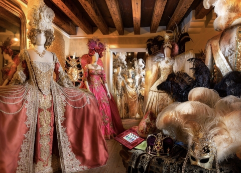 Carnevale: a Venezia il Ballo del Doge con il glamour della stilista Sautter e gli ospiti in maschera da Pellegrini a Zucchero