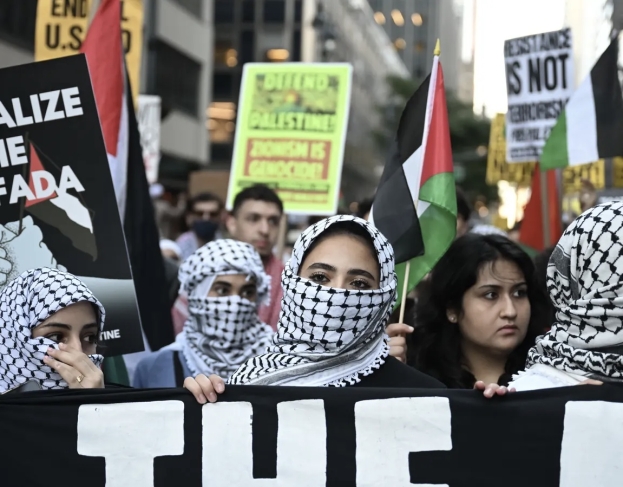 A New York e Washington manifestazioni pro-Palestina. Un militare US si dà fuoco dinanzi l’ambasciata israeliana