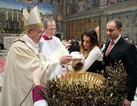 Vaticano, Papa: “Battesimo ci fa rinascere alla vita Cristiana”. Oggi il rito del sacramento a 13 neonati