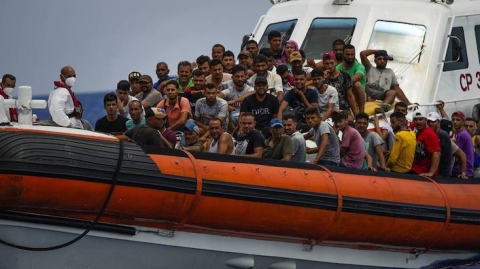 Lampedusa: 819 migranti sbarcati e recuperati dalla GdF in 24 ore. Hotspot di Imbriacola torna al collasso