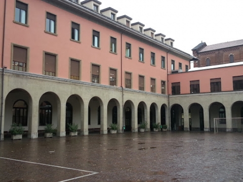 Milano: uno studente precipita da una finestra dell’Istituto Sant’Ambrogio. È in gravi condizioni
