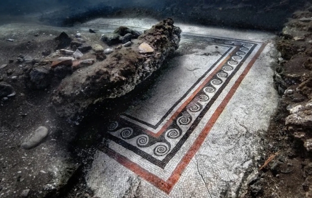 Archeologia: ritorna alla luce un mosaico di Porto Julius nel parco sommerso campano di Bacoli