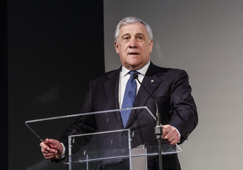 Economia: Tajani a New York per un premio elogia la Fed e critica Lagarde per il costo del denaro
