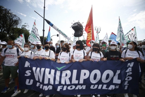 Whirlpool, licenziamenti confermati per i 321 operai di Napoli. La resa del Ministero dello Sviluppo Economico