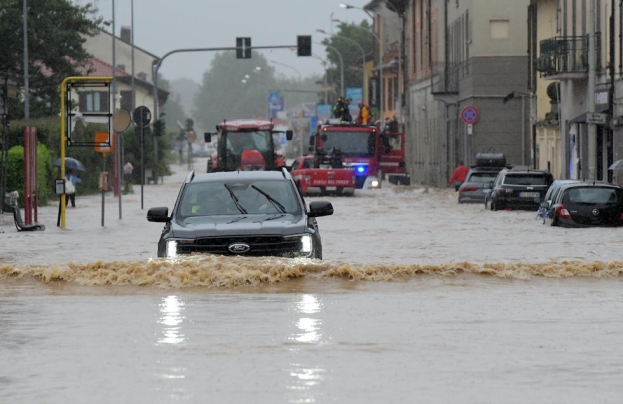 Inondazioni Veneto: è ancora allerta fino alle 14 di oggi. Campi e case sommerse dai fiumi esondati