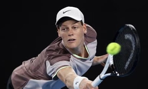 Tennis: agli Australian Open, Jannik Sinner batte facile l’olandese de Jong. Ora attende il match Baez-Galan