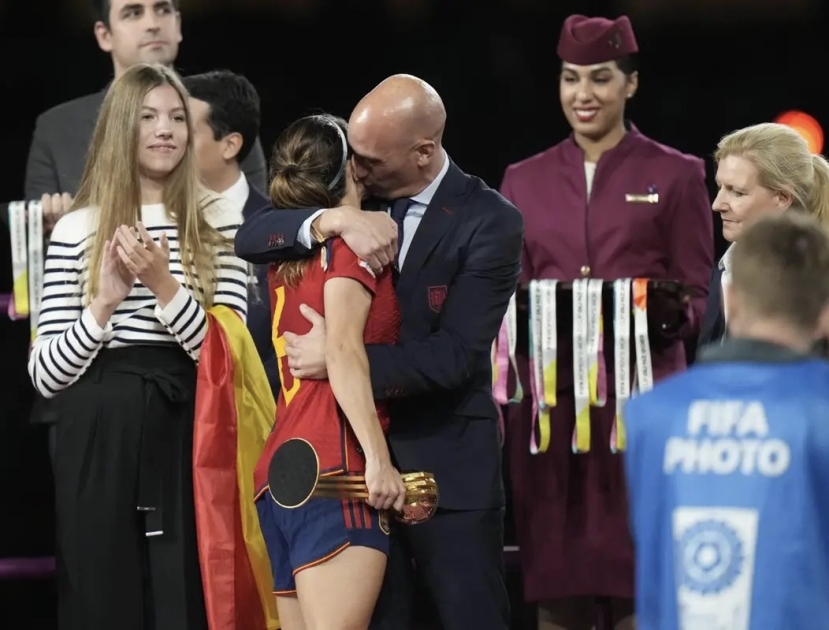 Fifa: aperto un fascicolo disciplinare per il bacio rubato dal presidente della Federcalcio spagnola ad una delle giocatrici. Si dimette Rubiales