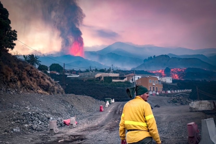 Canarie, una nuova bocca del vulcano Cumbre Vieja mette in allarme La Palma. Continuano le evacuazioni