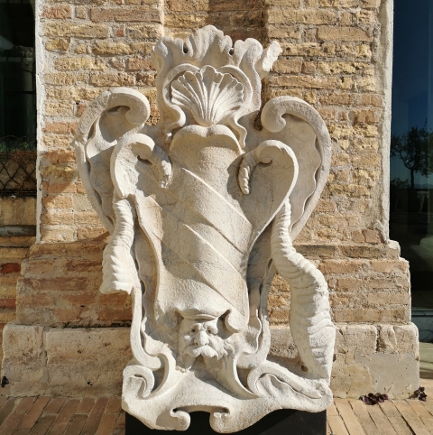 Ancona: lo stemma del rinascimentale Palazzo Ferretti torna in sede dopo il restauro