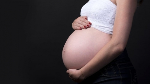 Covid, Fiaso: “Vaccinata solo una donna incinta su due. C’è rischio alto di virus durante i 9 mesi”