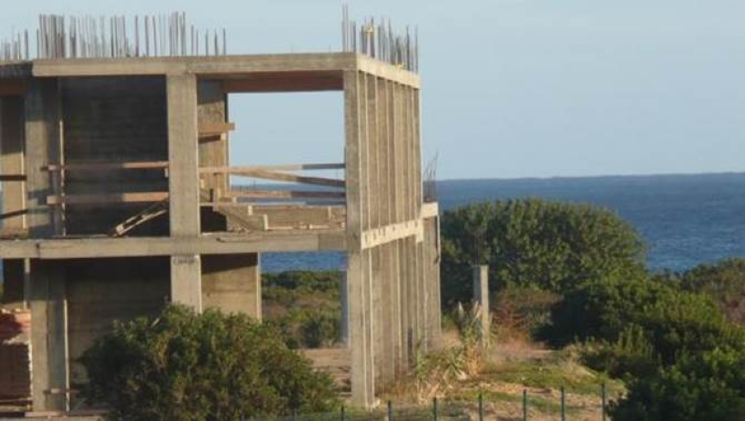 Calabria: commissariati da Occhiuto 30 Comuni turistici per “inerzia” sull’abusivismo edilizio