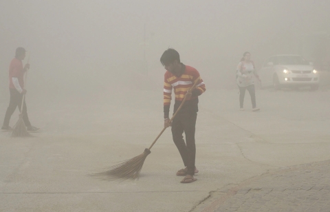 Ambiente: chiuse le scuole di New Delhi per la spessa coltre di smog che ricopre la capitale