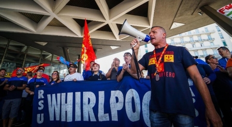 Vertenza Whirlpool: gli operai bloccano i binari dell'alta velocità della stazione centrale di Napoli