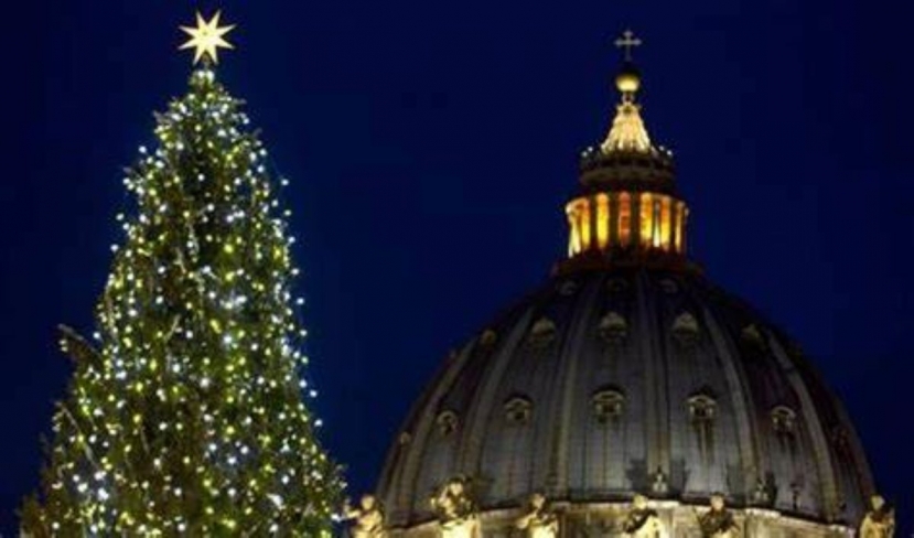 Si accendono le luci del Natale in Piazza San Pietro con le luminarie dell&#039;abete e della natività