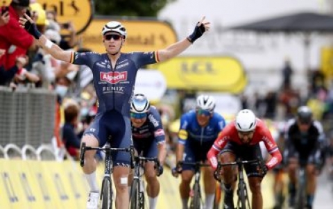 Tour de France: il belga Tim Merlier, vince la tappa di Pontivy con il connazionale Philipsen a chiudere lo sprint