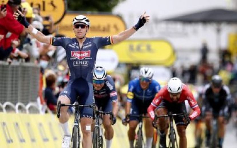 Tour de France: il belga Tim Merlier, vince la tappa di Pontivy con il connazionale Philipsen a chiudere lo sprint