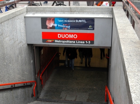 Milano: un uomo investito dal convoglio in arrivo alla metro "Duomo" è stato estratto vivo dai soccorritori del 118