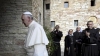 Giornata mondiale della Povertà: al Papa in visita ad Assisi donato il mantello e il bastone del pellegrino