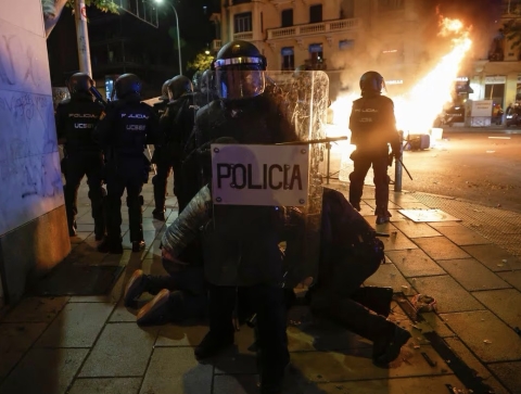 Spagna l’accordo PSOE-Junts accende le tensioni con 8mila in piazza contro la polizia