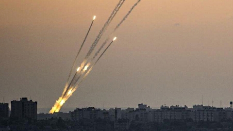 Israele: razzi e palloni incendiari da Hamas tengono la tensione alta