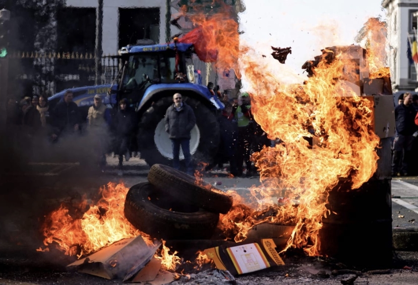 Bruxelles: la protesta degli agricoltori si trasforma in guerriglia urbana. Scontri con la polizia