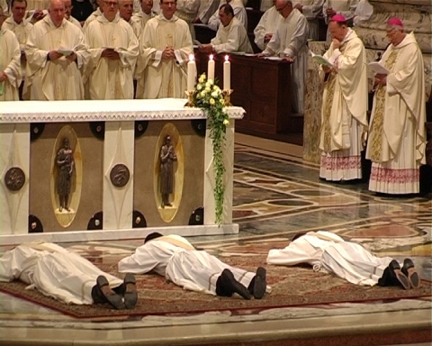 Nuovi sacerdoti, alla cerimonia di ordinamento a San Pietro il monito del Papa: "Allontanatevi dalla vanità"