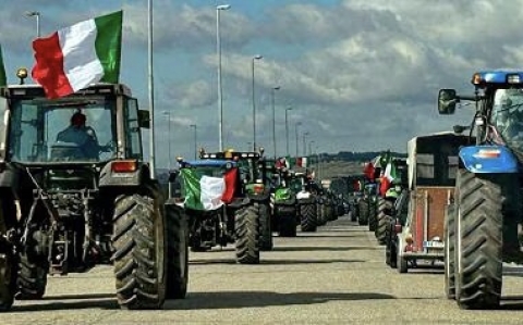 Agricoltura: la protesta dei trattori paralizza le arterie nazionali. Obiettivo: puntare a Bruxelles