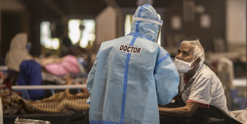 Covid India: 353 mila casi in 24 ore. Sistema sanitario al collasso e senza ossigeno per le terapie intensive
