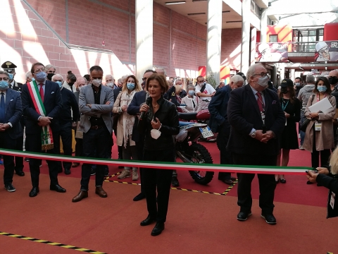 Lorenza Bonaccorsi (MiBact) taglia il nastro del Modena Motor Gallery a Modena Fiera