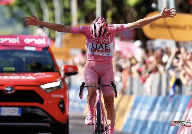 Giro d’Italia: lo sloveno Tadej Pogacar incoronato re di Roma con la maglia rosa