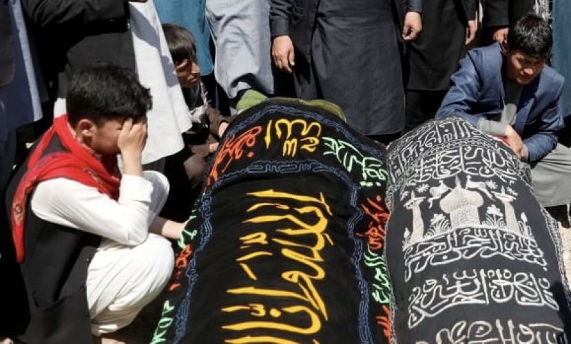 Le tesi dell’attacco a Kabul che ha provocato 60 morti. Corsa contro il tempo per gli espatri