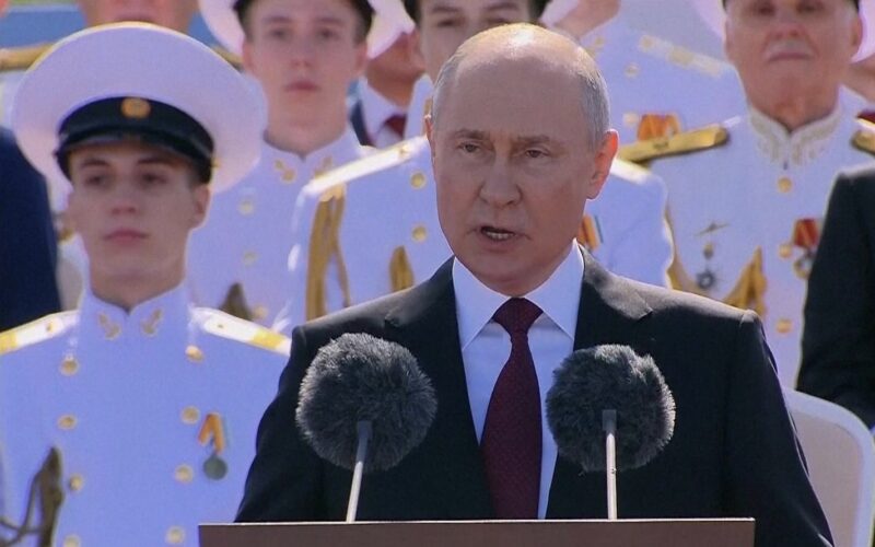 San Pietroburgo, discorso di Putin al personale della Marina chiedendo unità: “Vinceremo  sull’ideologia neonazista di Kjev