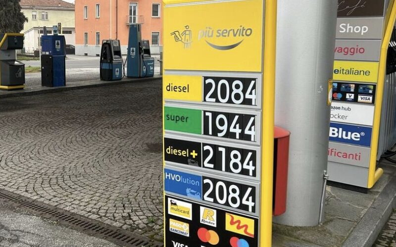 Carburante: prezzi in salita con il gasolio a 2,200 in autostrada in pieno controesodo del dopo Ferragosto