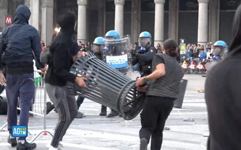 Milano, proteste contro il carovita: cinquanta fermati e ventiquattro feriti negli scontri
