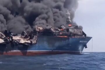 Hormuz: tre navi urtano mine e vanno a fuoco. Cresce la tensione nello stretto